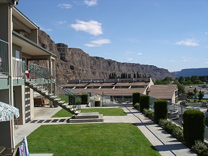 Panoramic views of the cliffs and river from every building.